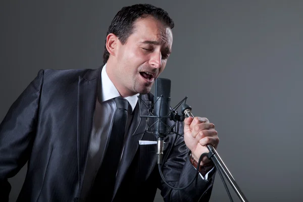 Cantor cantando em um microfone — Fotografia de Stock