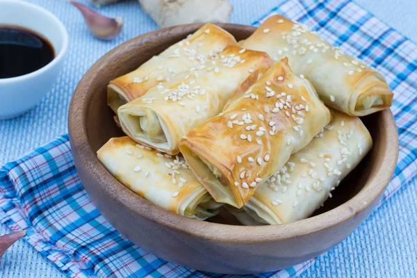 Nybakat bröd med Sesam — Stockfoto