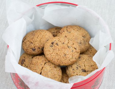 Teneke bir kavanoza Çerezler çikolata cips