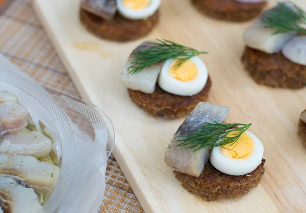 Canapés con arenque y huevos —  Fotos de Stock