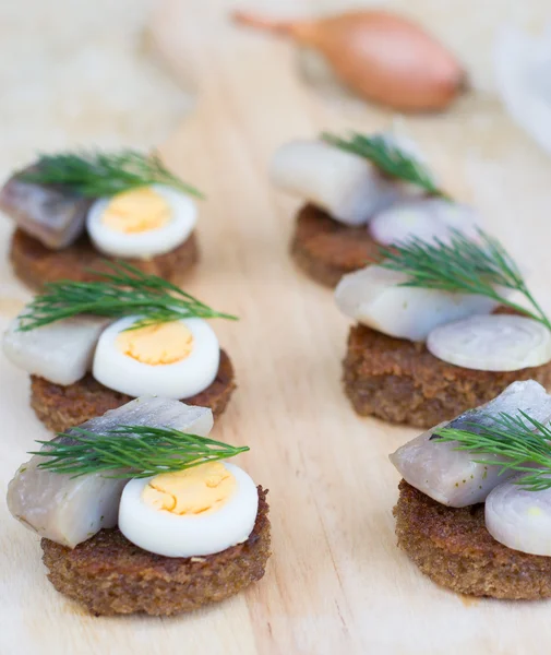 Hat kis canapes, hering — Stock Fotó