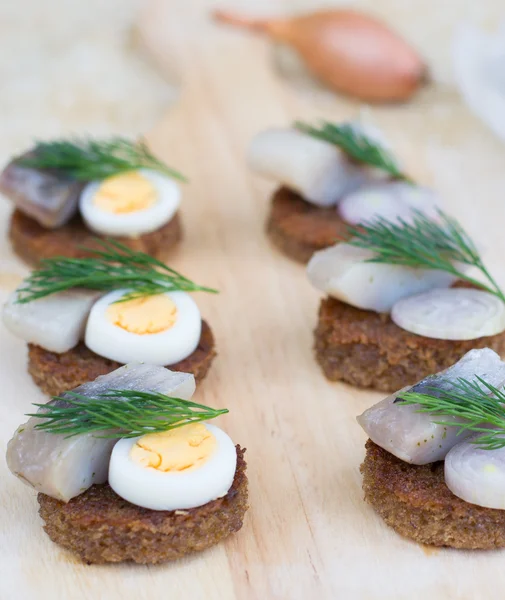 Seis pequenos canapés com arenque — Fotografia de Stock