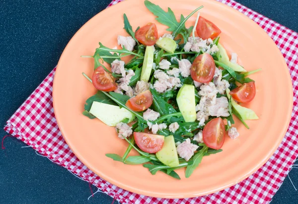 Ensalada con atún y aguacate — Foto de Stock