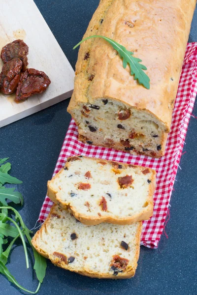Snack cake with sun-dried tomatoes and black olives — Stock Photo, Image