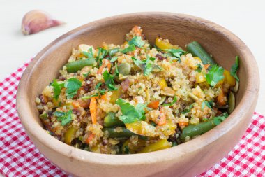 sebze ve quinoa ile tavada