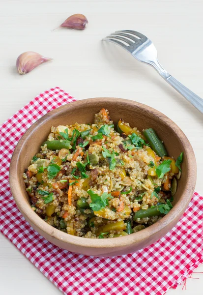 Ανακατεύετε-fry με λαχανικά και quinoa — Φωτογραφία Αρχείου