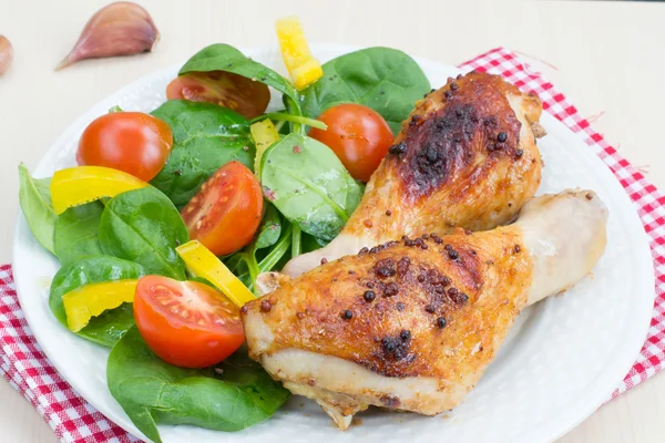 Healthy dinner: grilled chicken legs and salad — Stock Photo, Image
