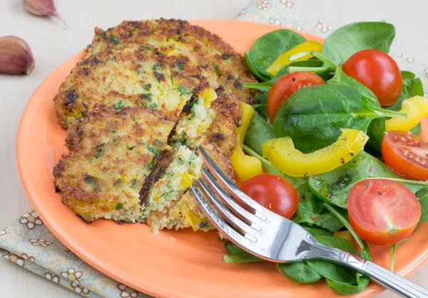 Frittelle di quinoa e insalata — Foto Stock