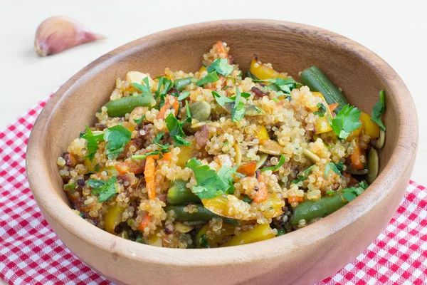 Ανακατεύετε-fry με λαχανικά και quinoa — Φωτογραφία Αρχείου