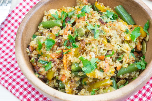 Smaż z quinoa i warzywa — Zdjęcie stockowe