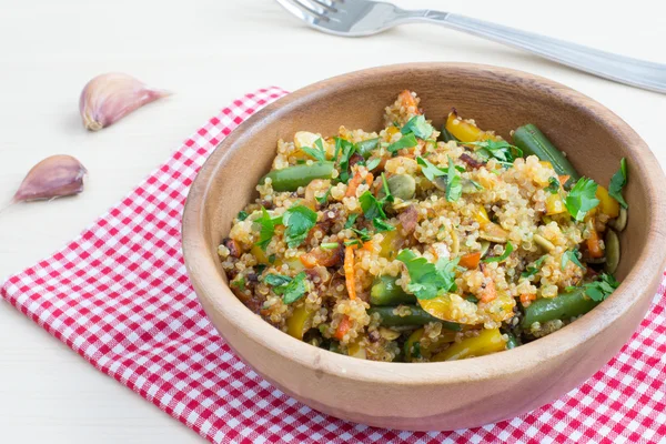 Smažené s quinoa a zeleninou — Stock fotografie