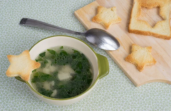 Легкий курячий шпинатний суп — стокове фото