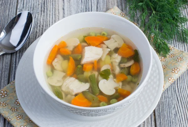 Hühnersuppe mit Gemüse und Champignons — Stockfoto