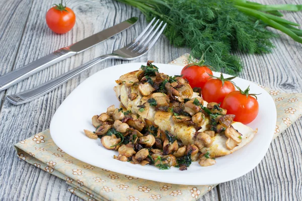 Pechuga de pollo a la parrilla con setas —  Fotos de Stock