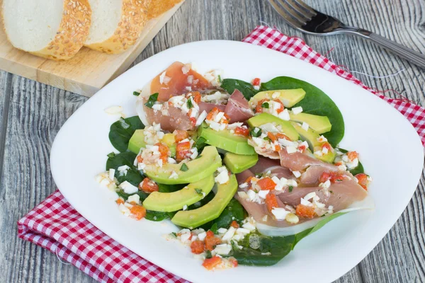 Ensalada con aguacate, jamón y espinacas — Foto de Stock