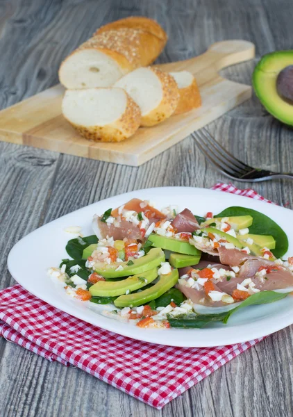 Salade avec jamon et avocat — Photo