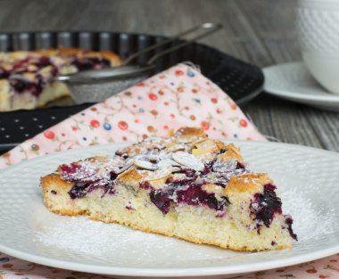 blackcurrant pastası parçası