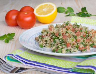 quinoa, domates ve otlar ile tabouli