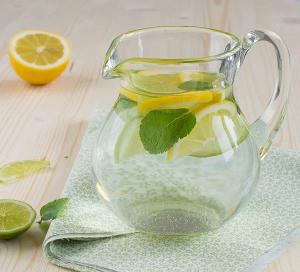 Erfrischungsgetränk aus Zitrone und Minze Stockfoto