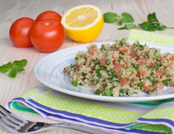 Tabouli s quinoa, rajčaty a bylinkami Stock Fotografie
