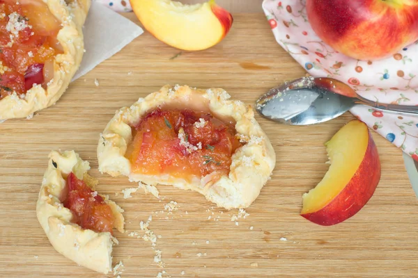 Little pies with fresh nectarines — Stock Photo, Image
