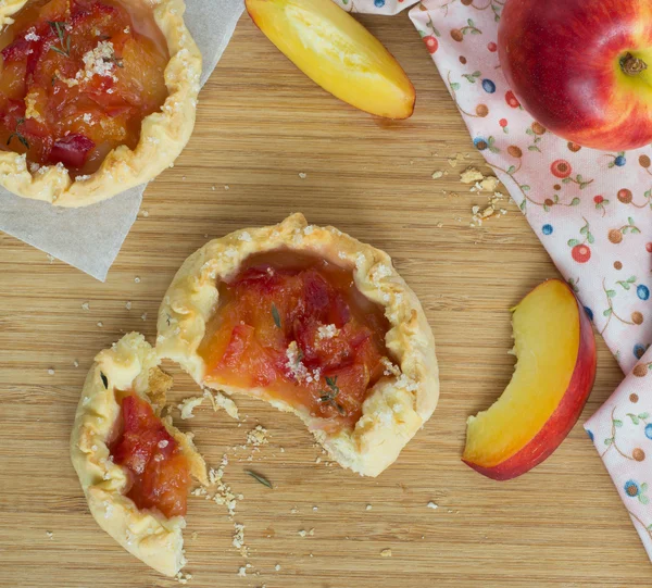 Lilla tårtor med färska persikor — Stockfoto