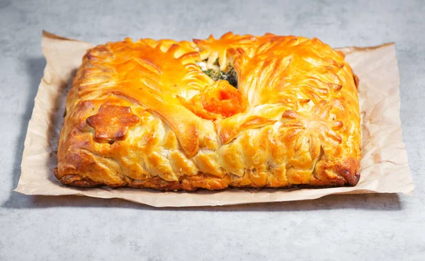 Torta Peixe Torta Russa Tradicional Feita Massa Levedura Cheia Salmão — Fotografia de Stock