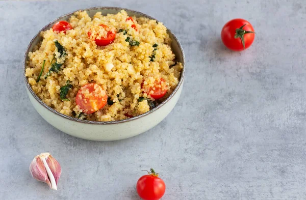 Quinua Con Tomates Espinacas Ajo Bol Receta Vegetariana Estilo Vida —  Fotos de Stock