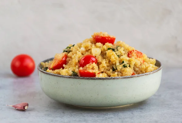 Plato Quinua Sobre Fondo Gris Receta Vegetariana Saludable Con Cereales —  Fotos de Stock