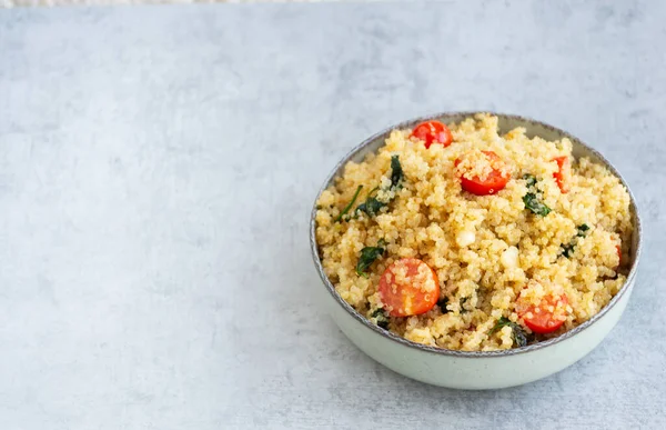 Vegetarisches Quinoa Rezept Mit Tomaten Spinat Und Knoblauch Horizontal Auf Stockfoto