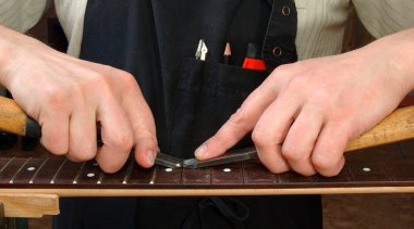 luthier eski perdeleri kaldırır