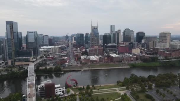 Nashville, şehir merkezi silueti Cumberland Nehri, Tennessee, ABD — Stok video