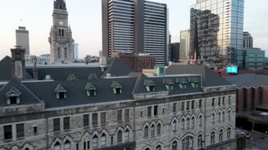 Günbatımından önce Nashville Gümrük Dairesi ve şehir merkezinin gökyüzü manzarası