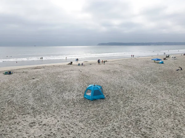 Veduta aerea delle persone che si godono la spiaggia a Coronado Island, San Diego, California, USA — Foto Stock