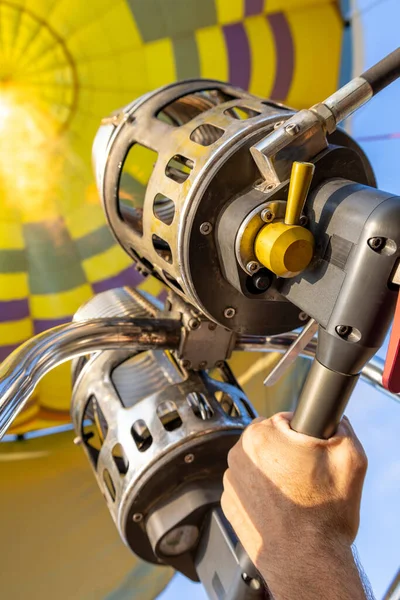 Brander systeem van een kleurrijke heteluchtballon — Stockfoto