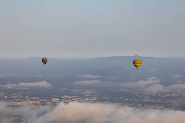 Dois balões de ar quente no céu azul sobre as nuvens — Fotografia de Stock