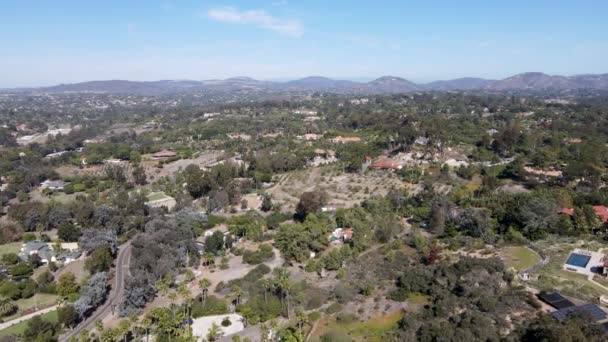 Luftaufnahme des wohlhabenden Viertels Rancho Santa Fe im San Diego County, Kalifornien, Vereinigte Staaten — Stockvideo
