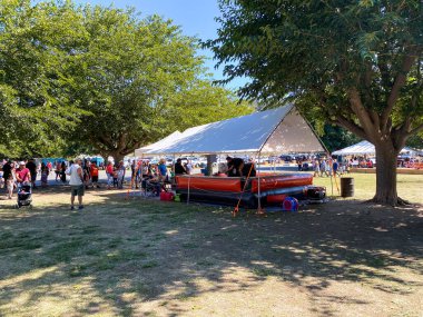 Mevsimlik maceralar balkabağı tarlası festivali. San Diego 'daki aileler için yiyecek standı ve binicilik
