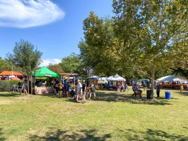 Mevsimlik maceralar balkabağı tarlası festivali. San Diego 'daki aileler için yiyecek standı ve binicilik