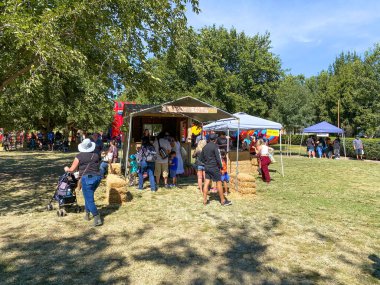 Mevsimlik maceralar balkabağı tarlası festivali. San Diego 'daki aileler için yiyecek standı ve binicilik