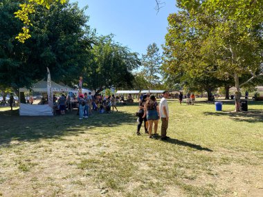 Mevsimlik maceralar balkabağı tarlası festivali. San Diego 'daki aileler için yiyecek standı ve binicilik