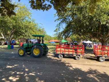 Mevsimlik maceralar balkabağı tarlası festivali. San Diego 'daki aileler için yiyecek standı ve binicilik