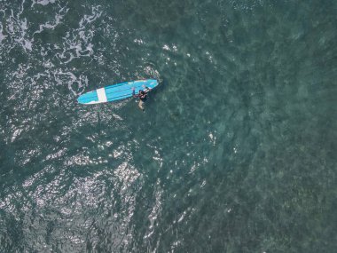 Maui, Hawaii 'de kristal mavi okyanusta sörfçülerin ve dalgaların havadan görünüşü
