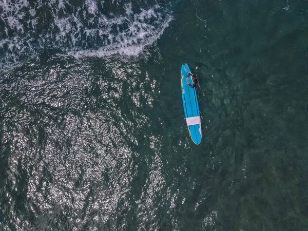 Widok z powietrza na surferów i fale w krystalicznie niebieskim oceanie na Maui, Hawaje — Zdjęcie stockowe