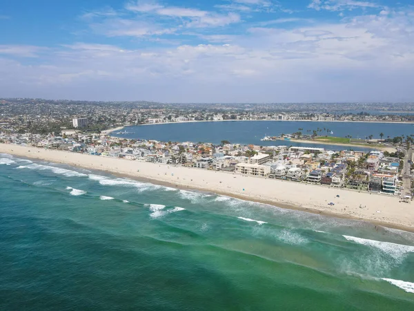 Kilátás a Mission Bay-re és a strandokra San Diegóban, Kaliforniában. Egyesült Államok. — Stock Fotó