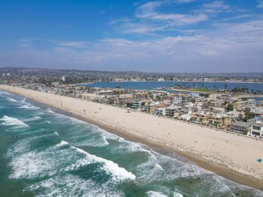 Mission Körfezi 'nin havadan görüntüsü ve San Diego, California' daki plajlar. ABD.