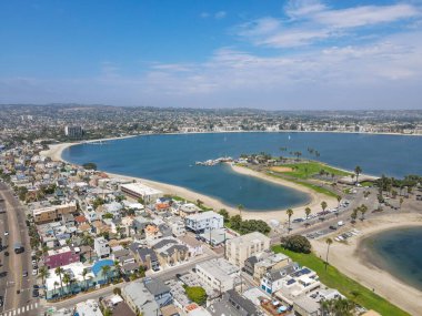 Mission Körfezi 'nin havadan görüntüsü ve San Diego, California' daki plajlar. ABD.