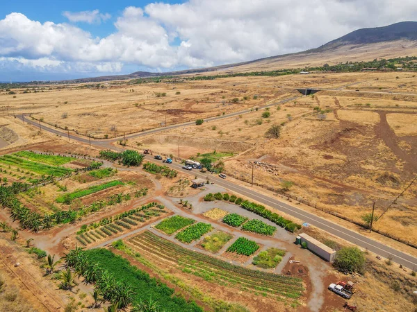 Vista aérea del paisaje seco y la montaña en la costa oeste de Maui. Hawái — Foto de Stock