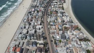 Mission Körfezi 'nin havadan görüntüsü ve San Diego, California' daki plajlar. ABD.
