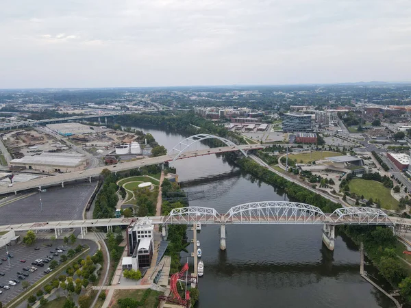 Вид с воздуха на реку Камберленд в Нэшвилле, Теннесси, США — стоковое фото